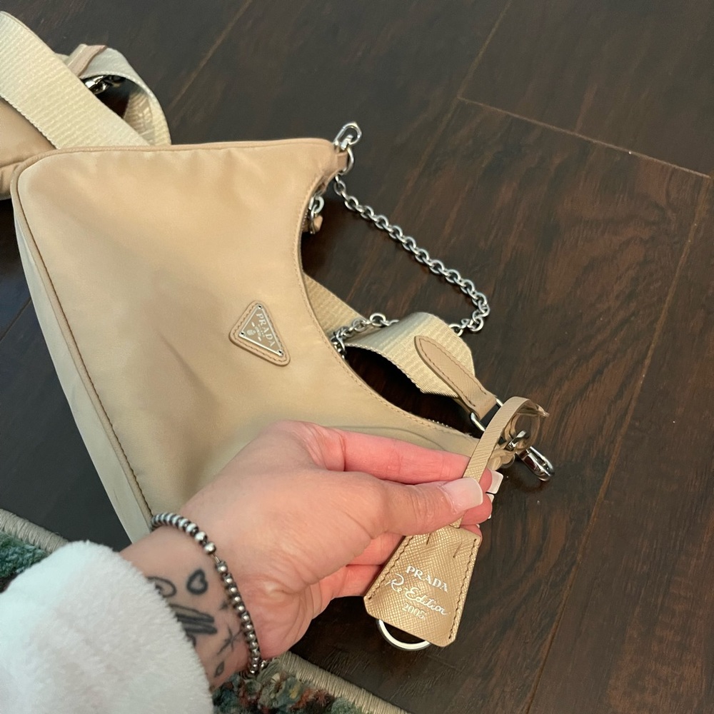 Prada Re-edition Nylon bag in cammeo beige. - Picture 4 of 9